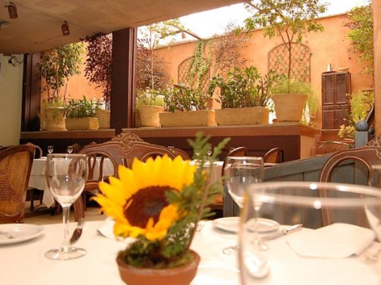 Há um girassol (típico da Itália) em cada mesa do restaurante. Imagem do site http://vicolonostro.com.br